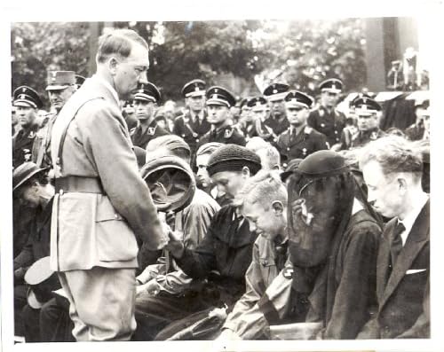 ПРЕПЕЧАТКА От Оригиналното съобщение за пресата Снимка на Хитлер се Утеши Жертвите